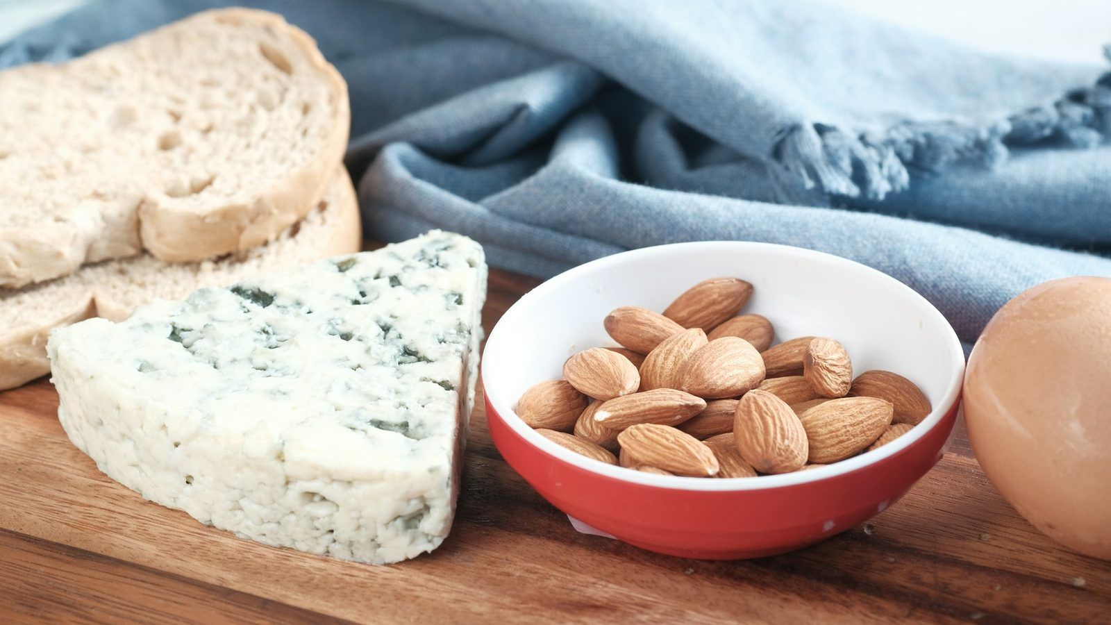 Gélules blanches de L-tyrosine posées sur une table en bois clair