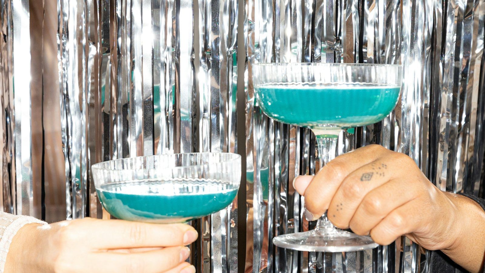 Poudre bleu vif de phycocyanine dans une coupelle blanche, à côté d'un verre d'eau teintée de bleu